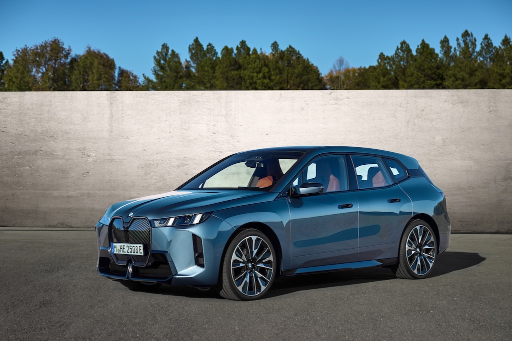 BMW iX xDrive60 i farven Arctic Race Blue.
(Foto: BMW AG)